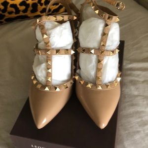 The Famous Arturo Chang Nude Stud Heel